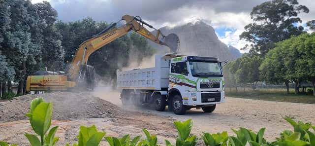 DKL excavator loading tipper truck