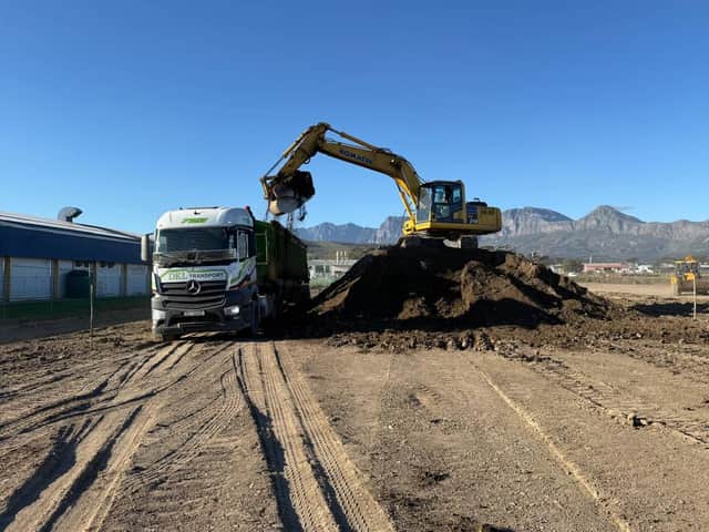 DKL Komatsu excavator loading Mercedes-Benz truck